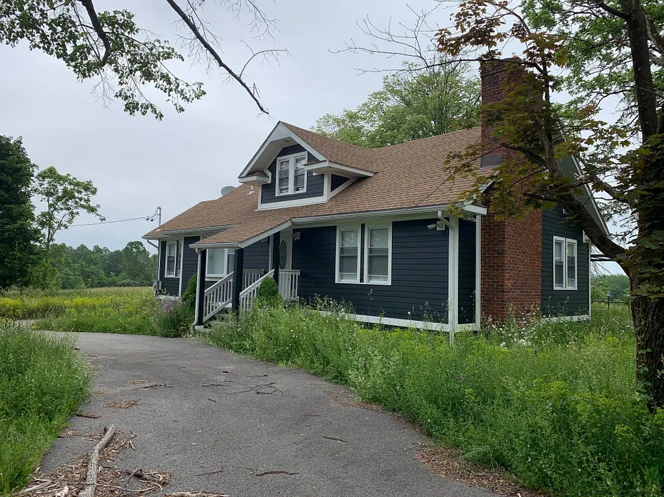 1091 Albany Post Road Photo 4