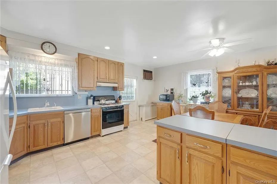 1017 Rhinelander Avenue Photo 10