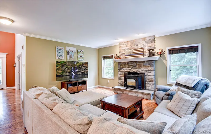 28 Hickory Lane Photo 4