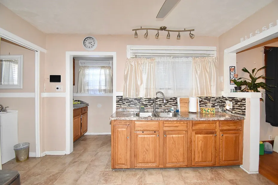 1245 Bay St Photo 14