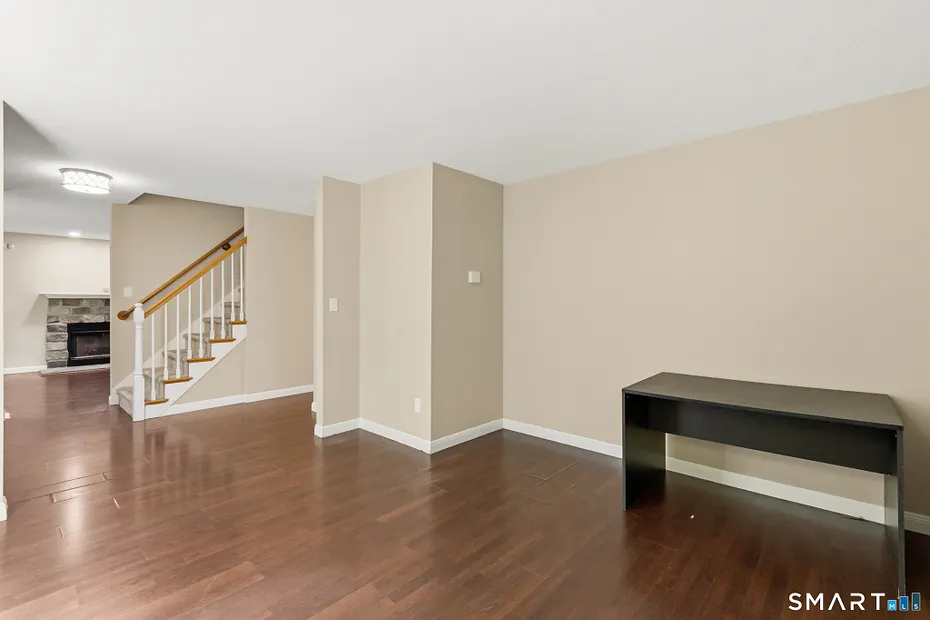 436 Tiffany Lane Photo 6
