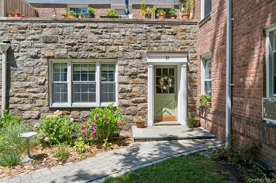 84 Pinewood Road  #1F Photo 1