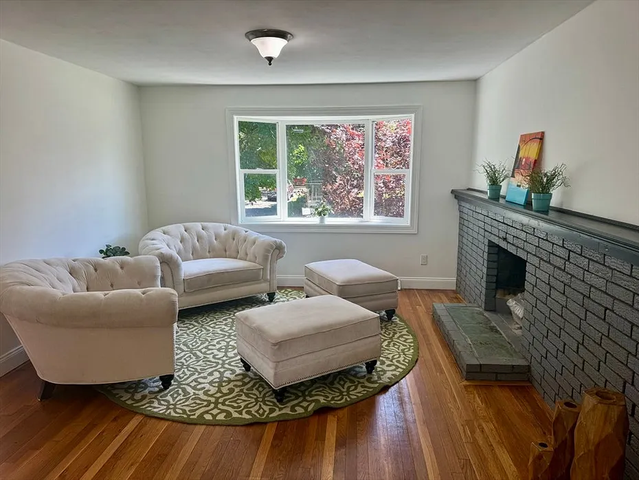 645 W Chestnut Street Photo 3