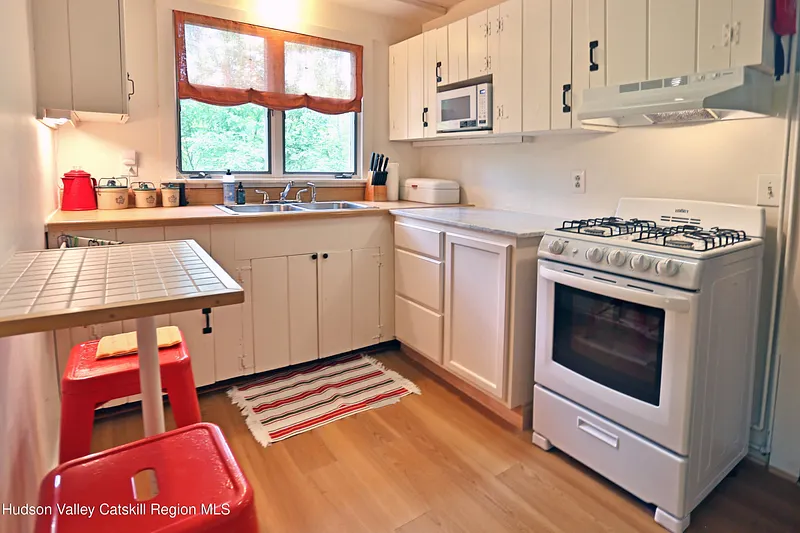 104 Dewitt Mills Road Photo 5