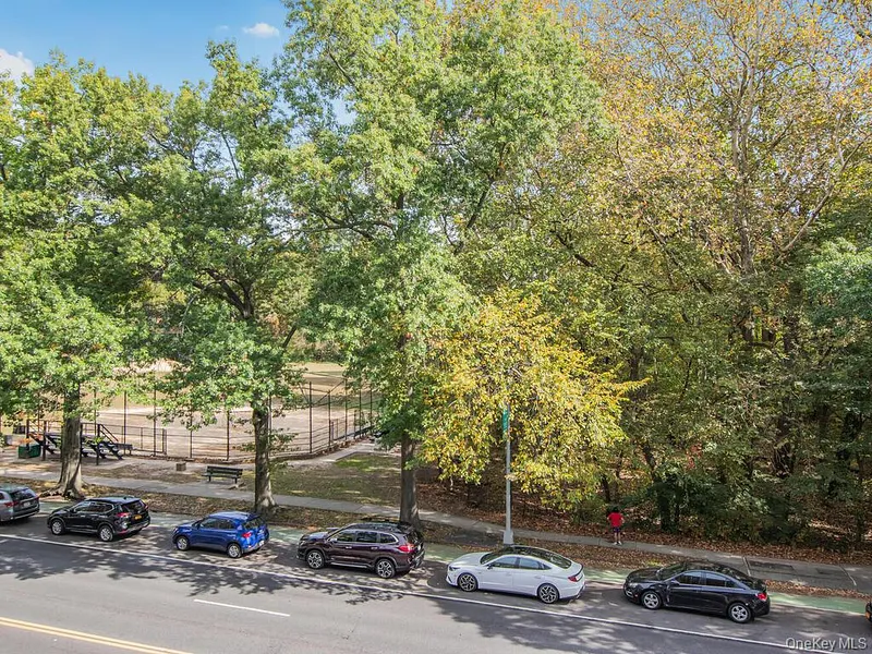 6535 Broadway  #3F Photo 1