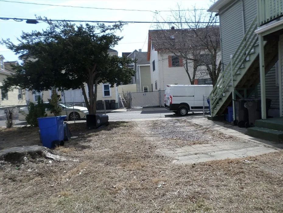 57 Bloomingdale St Photo 4