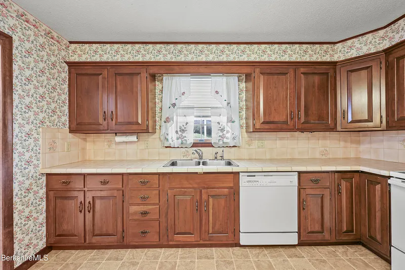 64 Devonshire Dr Photo 22