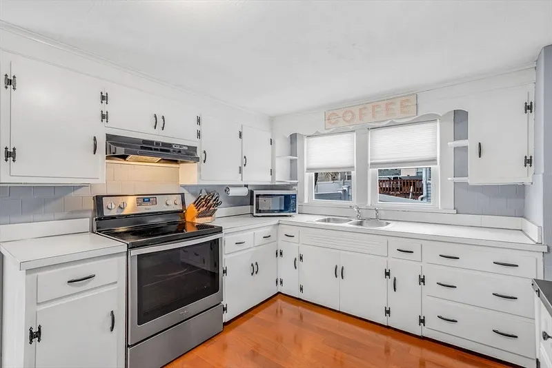 70 Pine St Photo 8