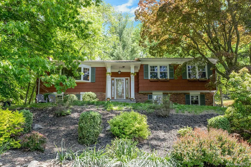 8 Woodland Road Photo 2