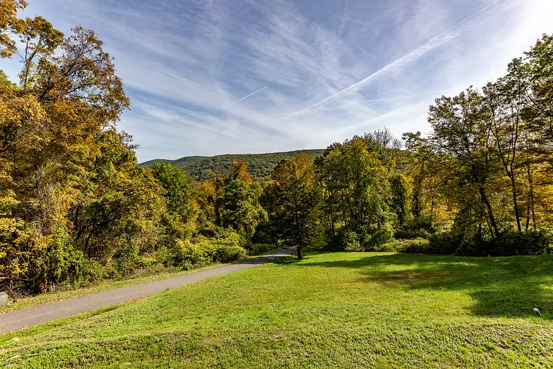 168 Cobble Road Photo 2