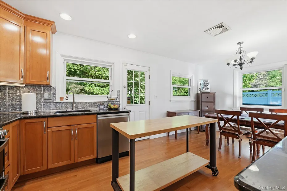 24 Lafayette Road Photo 8