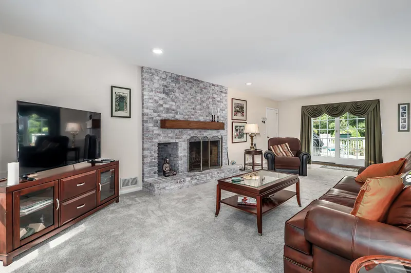 33 Brookwood Drive Photo 11