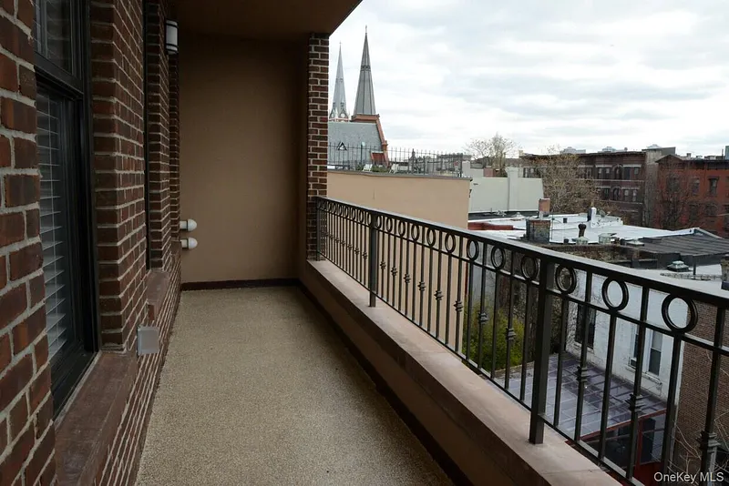 114 Greenpoint Avenue Photo 23