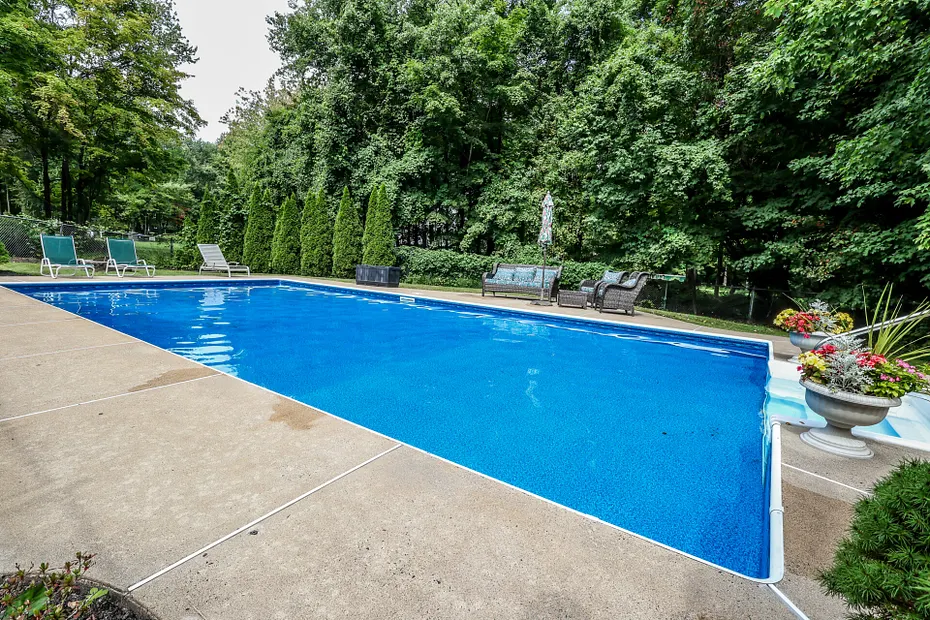33 Brookwood Drive Photo 9