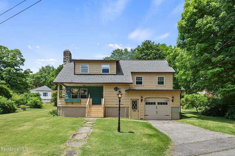 14 Prospect St Photo 2