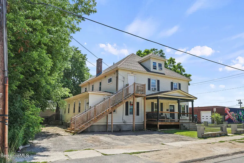 271 Tyler St Photo 4