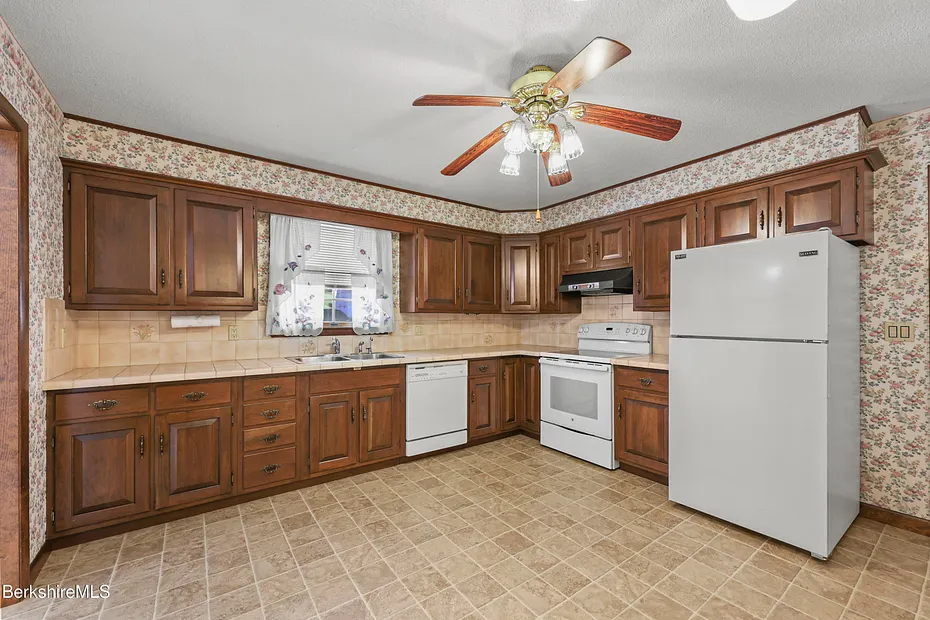 64 Devonshire Dr Photo 21