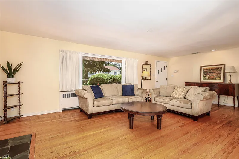 86 Crown Street Photo 6