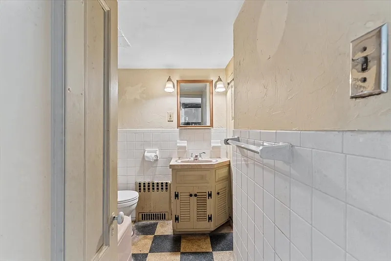 153 W. Main St. Photo 7