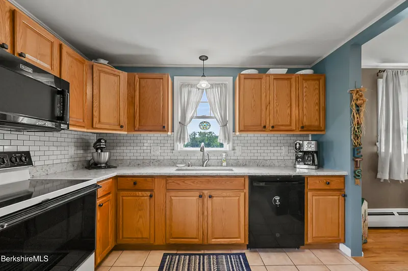 457 N Eagle St Photo 3
