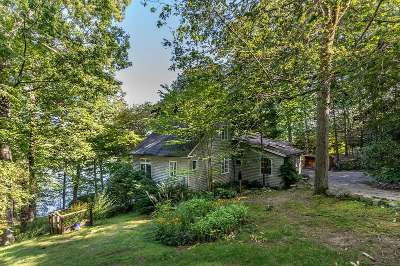 130 Lake Drive Photo 2