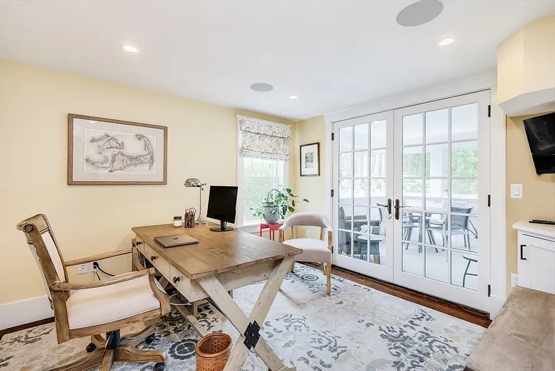 25 Glover Square Photo 24