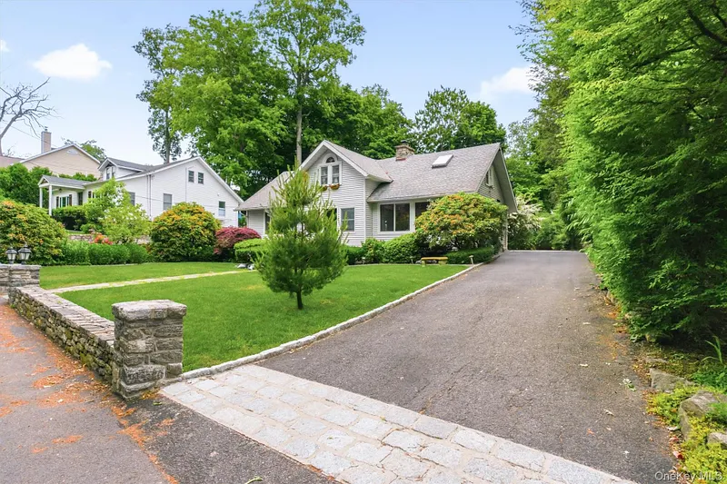24 Tamarack Road Photo 3