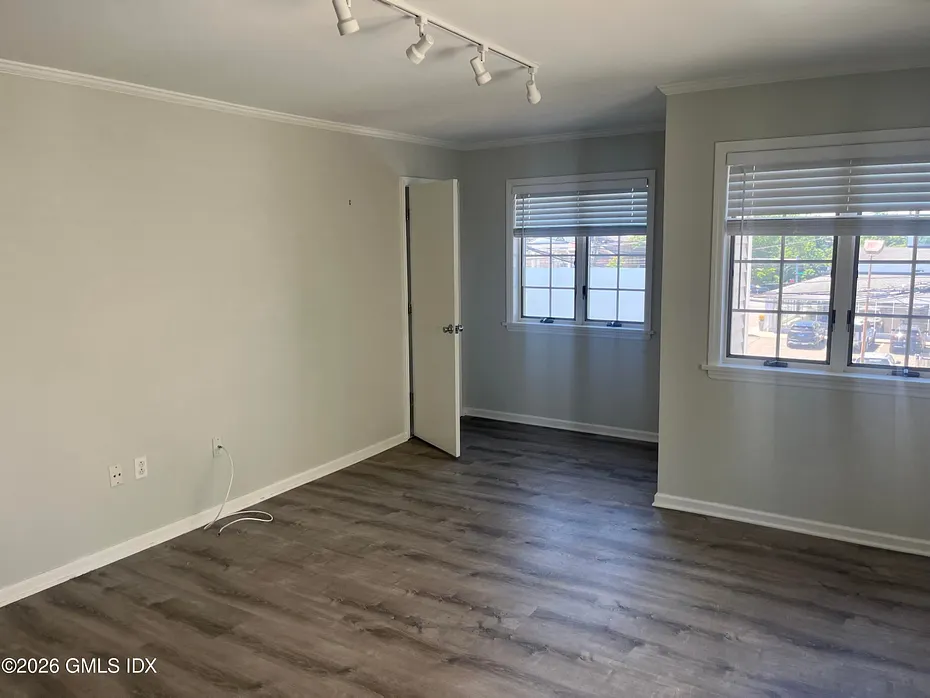 1081 E Putnam Avenue 2nd Floor Photo 4