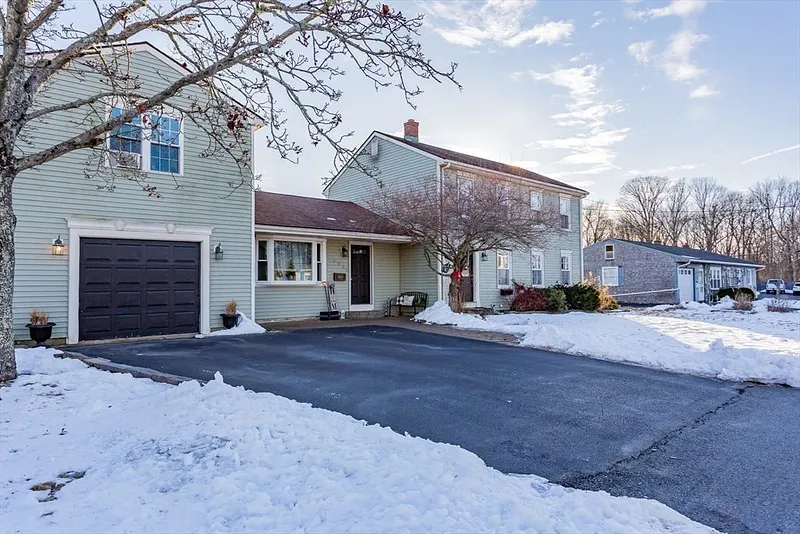 209 Denham Ave Photo 3