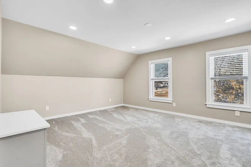 34 Pleasant St Photo 17
