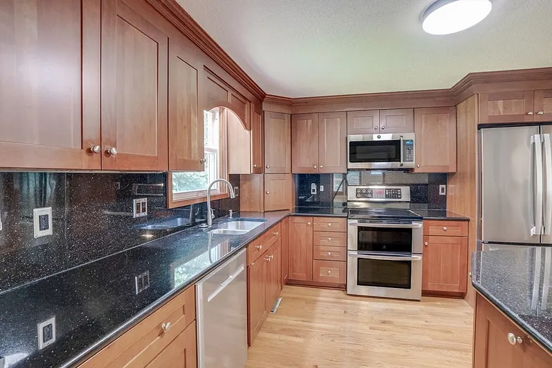 680 East Street Photo 7