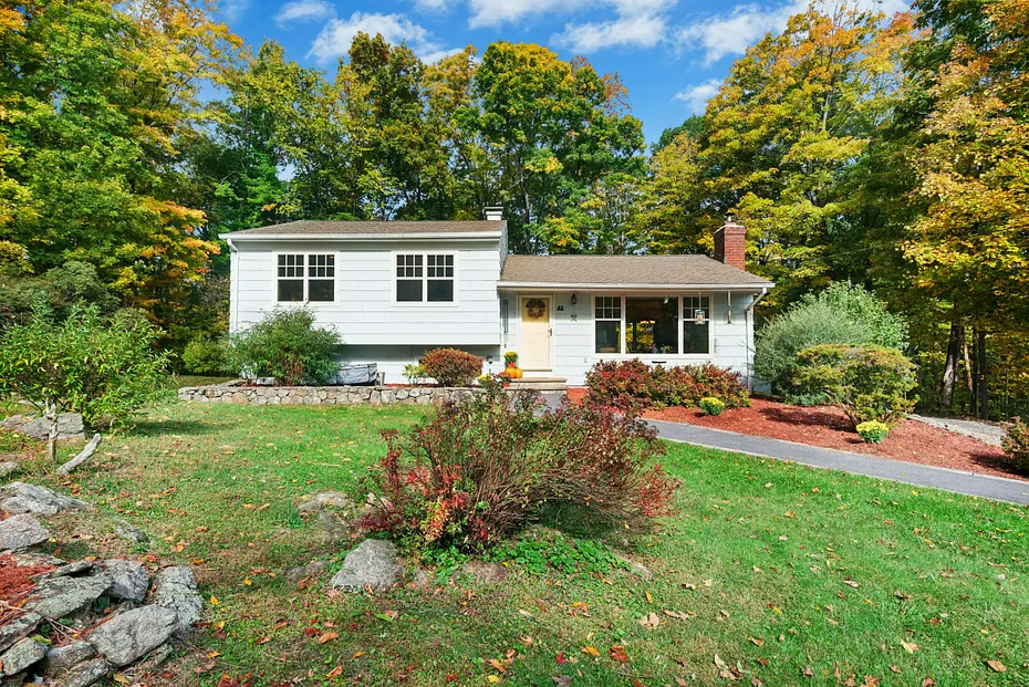 35 Aspen Ledges Road Photo 2