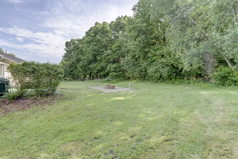 300 Hilltop Road Photo 37