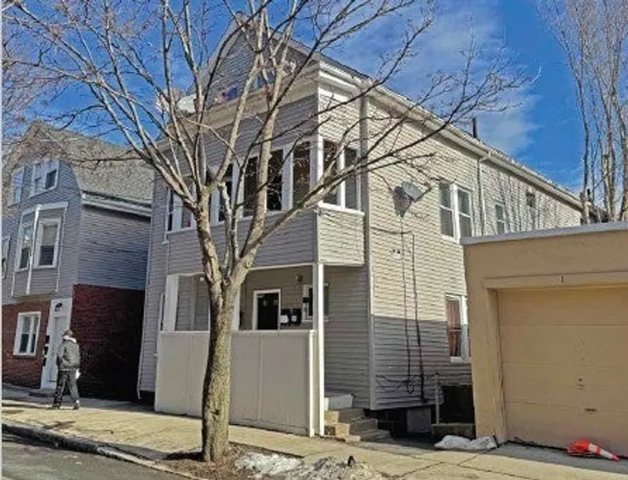 41 Salem St Photo 4