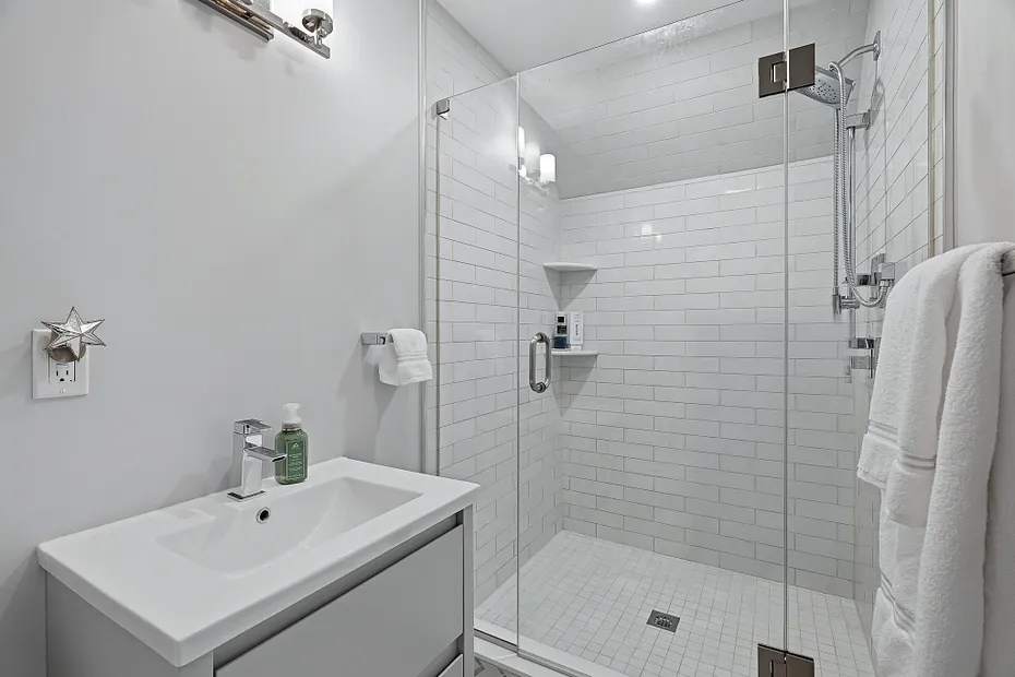 929 Pequot Avenue Photo 38