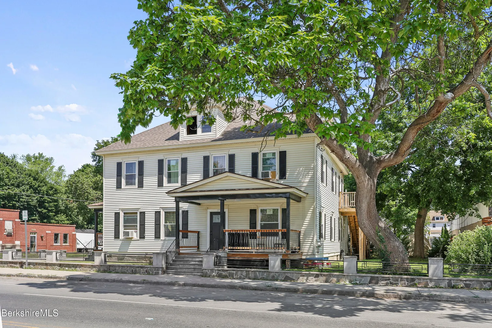 271 Tyler St Photo 3