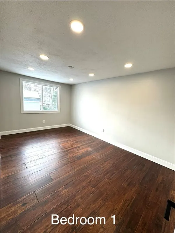 76 Foster St Photo 16
