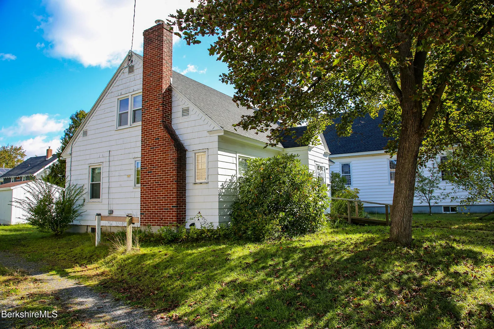 421 Elm St Photo 3