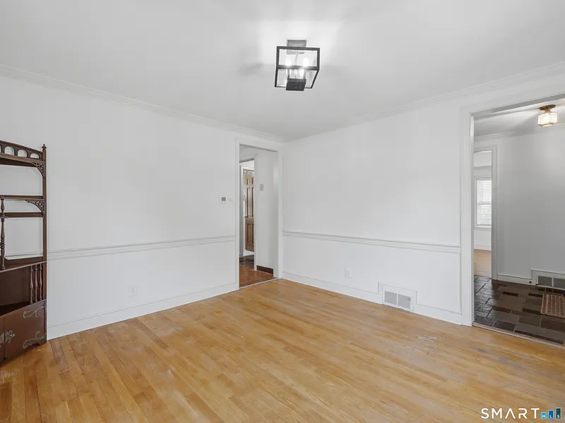 2409 Albany Avenue Photo 14