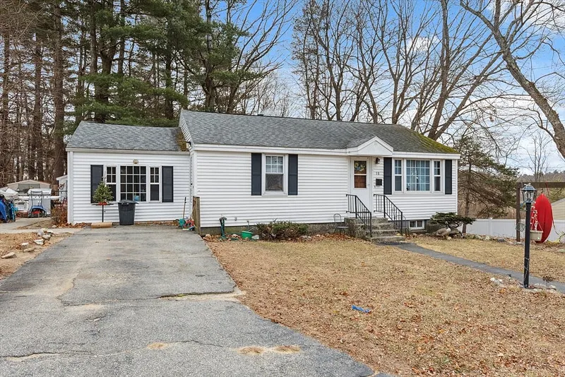10 Hinckley Rd Photo 3