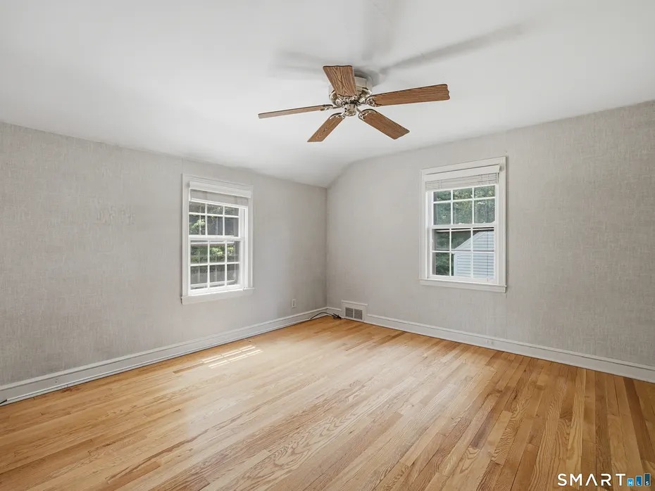 2409 Albany Avenue Photo 23