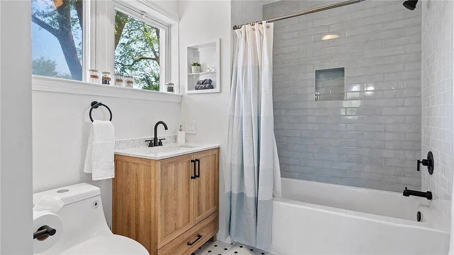 152 Tuckerman Avenue  #7 Photo 25