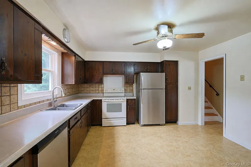 18 Hillside Road Photo 7