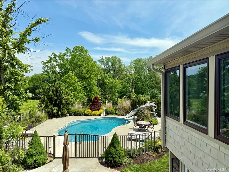 26 Bridle Lane Photo 1