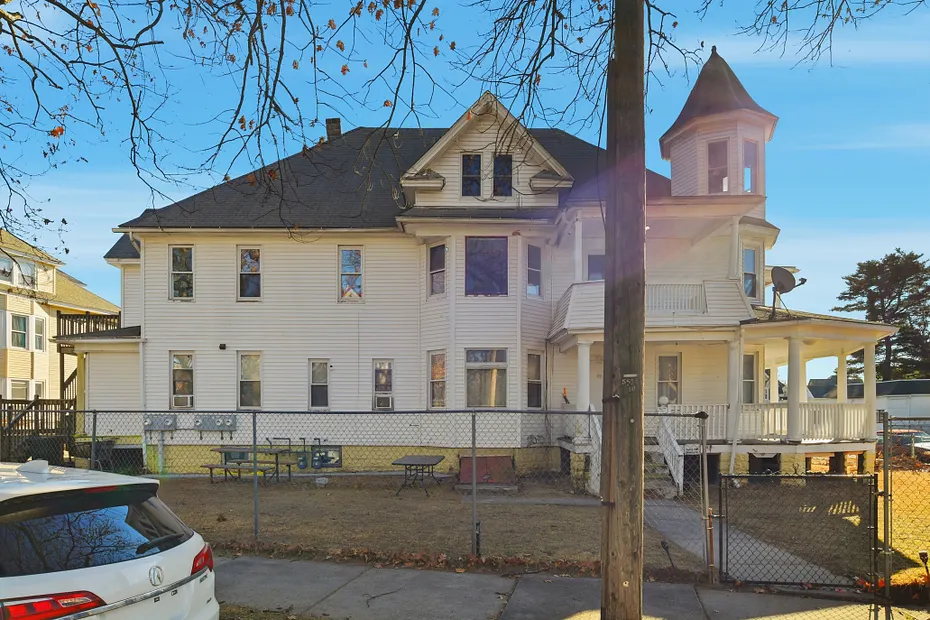 127 Dickinson Street Photo 35
