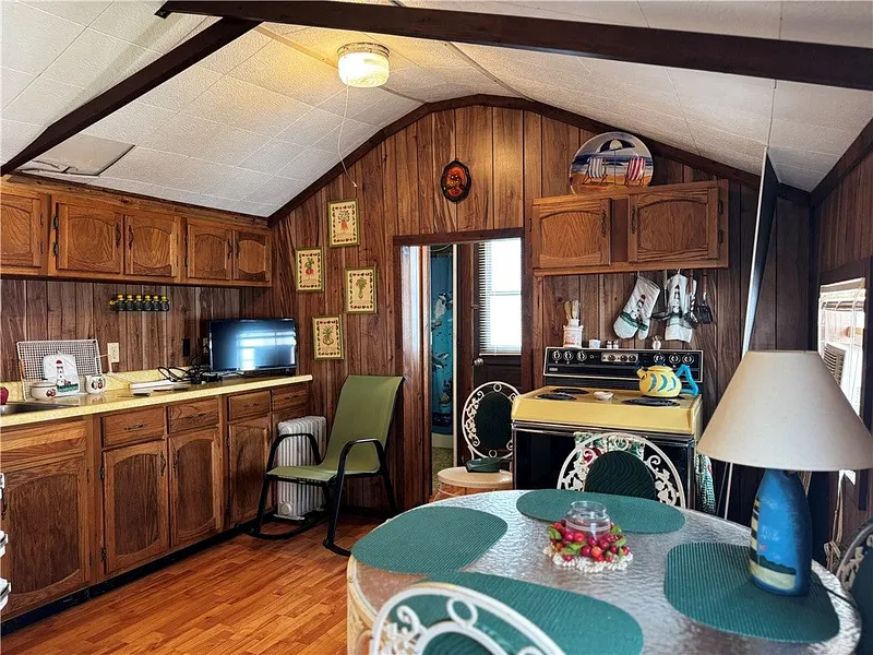 16 East Andrew Comstock Avenue Photo 8