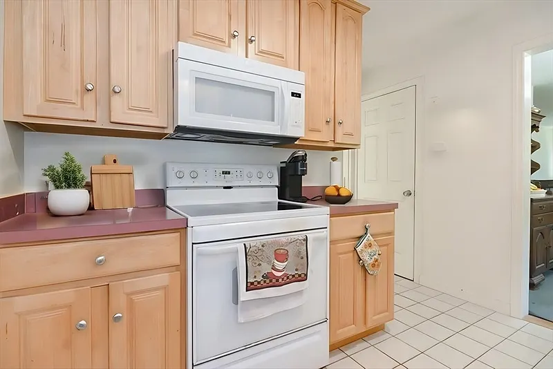 142 Bacon Street Photo 8