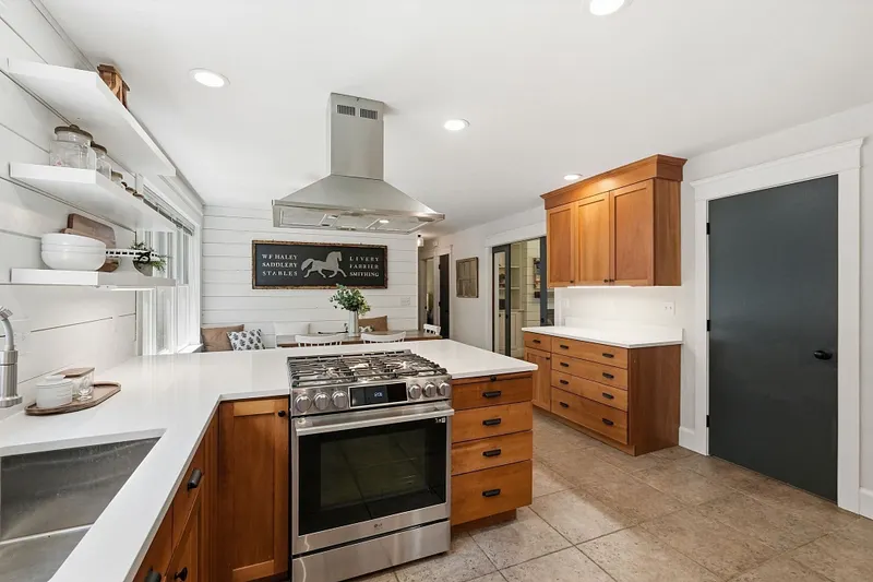 409 Henry St Photo 16