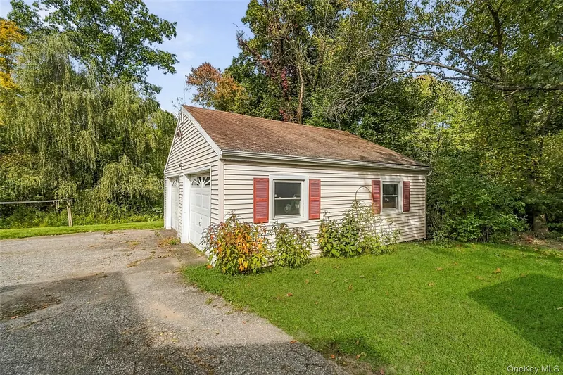 929 Freedom Plains Road Photo 42
