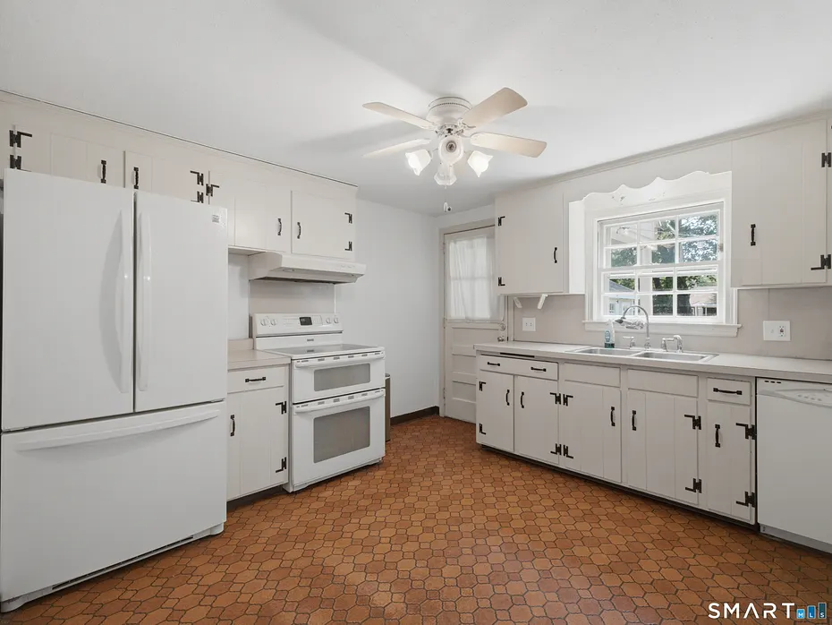 2409 Albany Avenue Photo 10